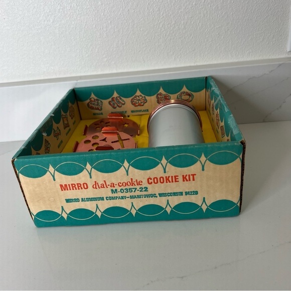 Vintage Mirro Dial a Cookie Kit In Box Kitchen Aluminum Copper Discs - Picture 10 of 14